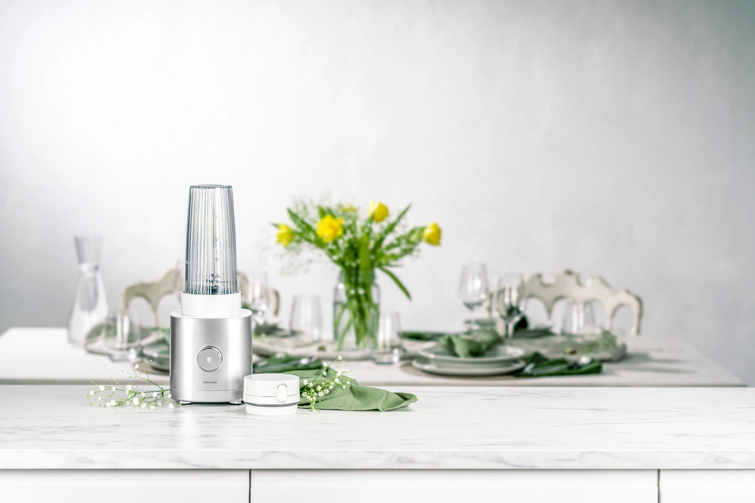Stylischer Zwilling Kitchen Enfinigy Standmixer in Silber, 550ml, ideal für die schnelle Zubereitung von Smoothies und Mixgetränken.