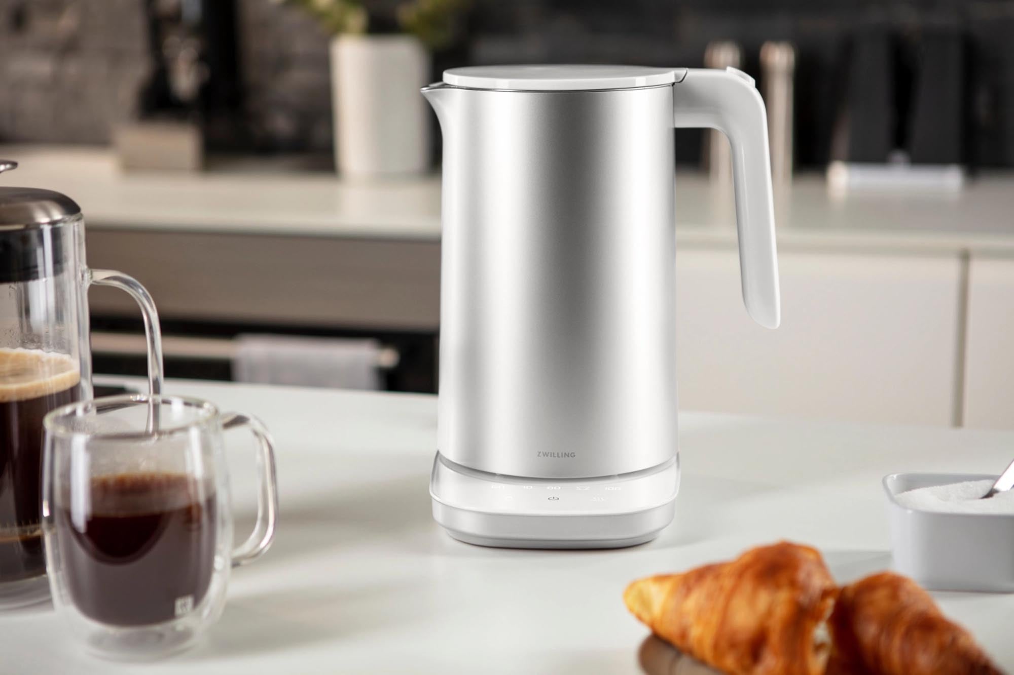 Der Enfinigy Wasserkocher silber PRO von Zwilling kombiniert stilvolle Eleganz mit hoher Leistung. Ideal für 1,5 l Wasser, sicher und benutzerfreundlich!