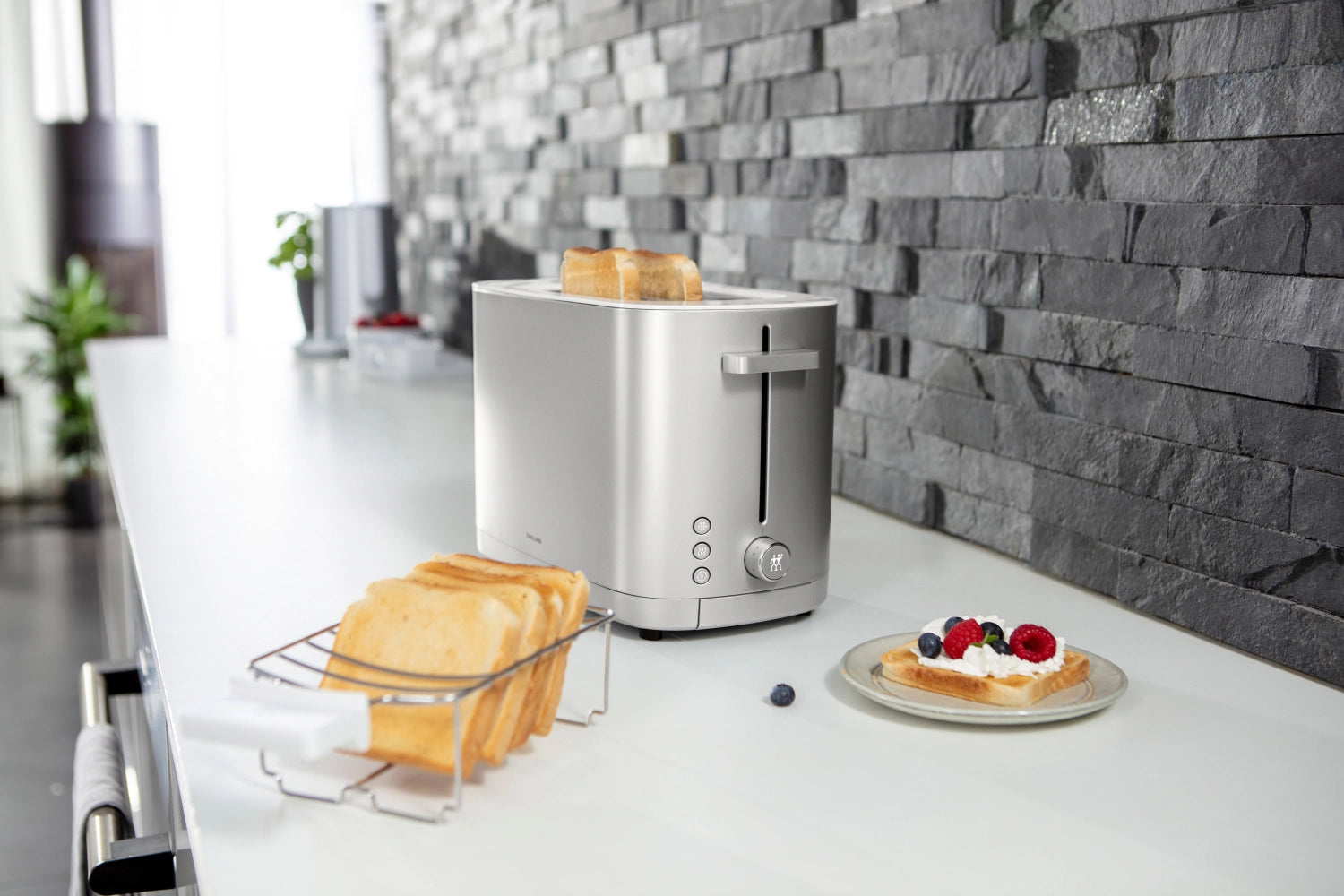 Moderner Toaster Enfinigy 2 in Silber mit praktischem Brötchenaufsatz, perfekt für knusprige Toasts und Brötchen, von Zwilling Kitchen.