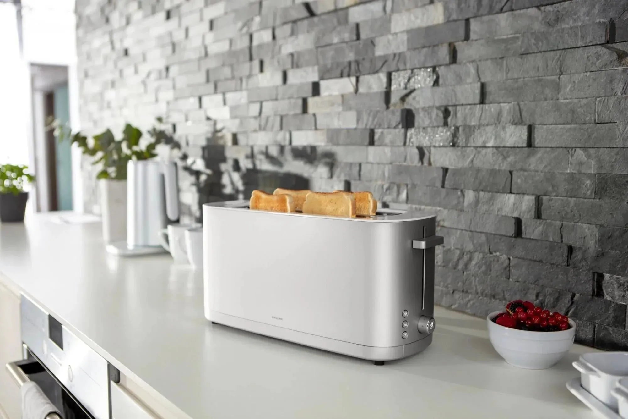 Stilvoller Zwilling Toaster 2x4 mit Brötchenaufsatz in Silber.