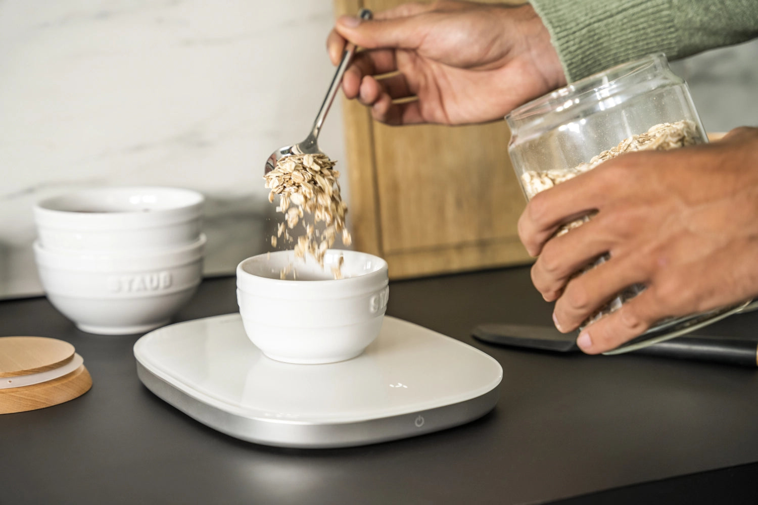 Digitale Küchenwaage Enfinigy von Zwilling Kitchen, präzise bis 10 kg, elegantes Design, ideal für jede moderne Küche.