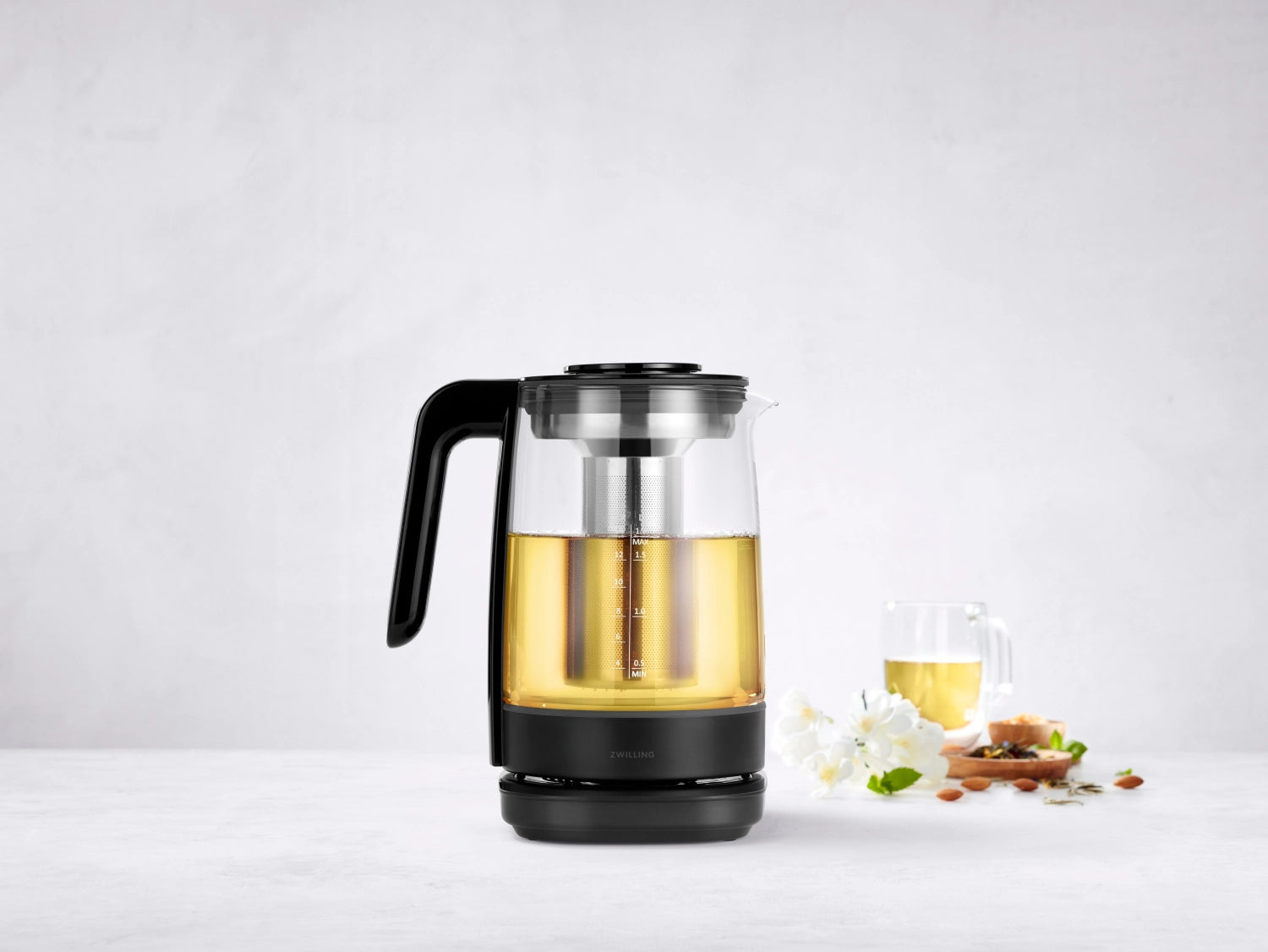 Eleganter Zwilling Enfinigy Wasserkocher aus schwarzem Glas mit 1,7 l Fassungsvermögen, ideal für stilvolles Kochen und Teezubereitung.