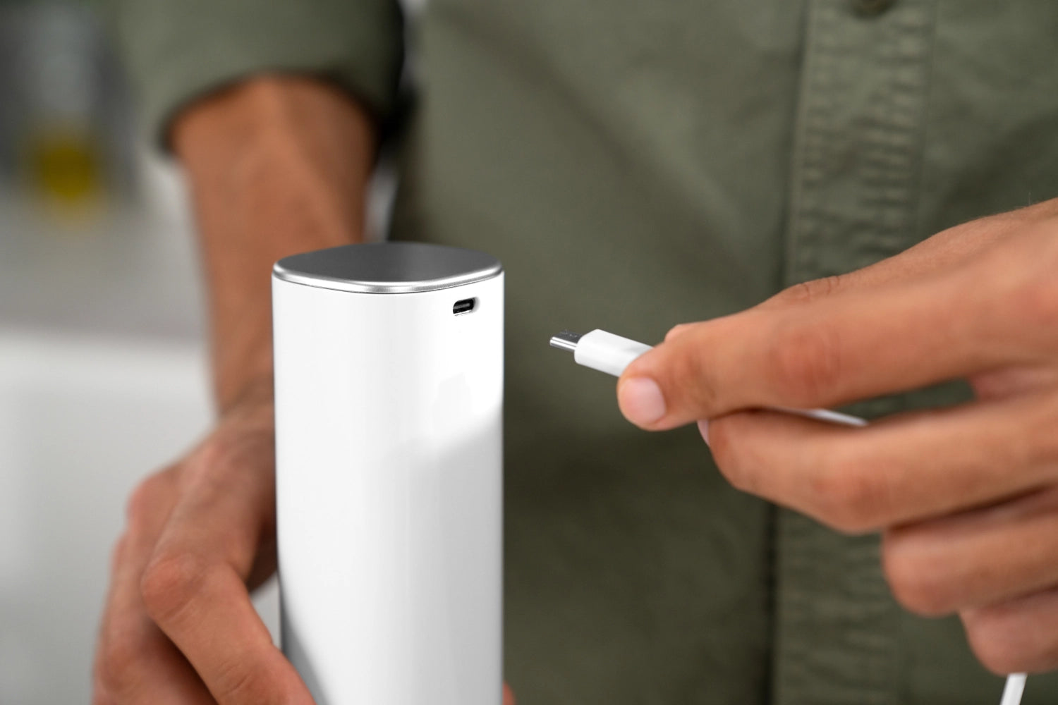 Moderne elektrische Pfeffer- und Salzmühle Enfinigy von Zwilling Kitchen, perfekt für stilvolles Würzen und einfache Handhabung in der Küche.