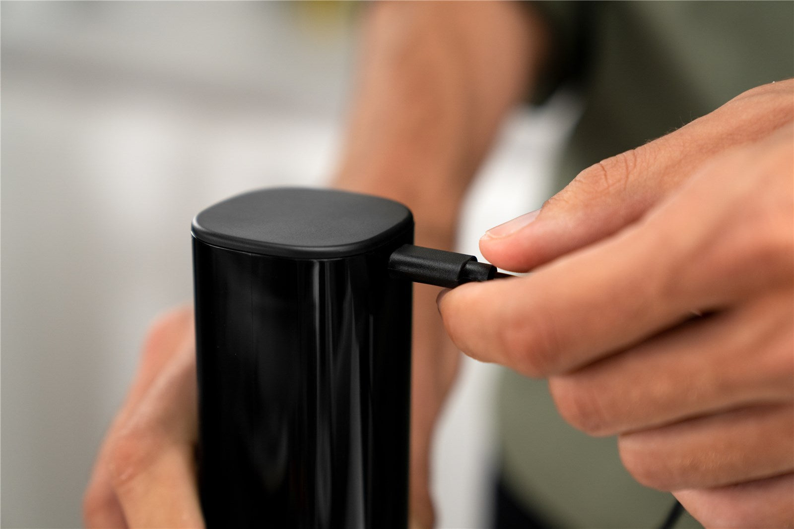 Stilvolle elektrische Mühle von Zwilling für präzises Würzen.
