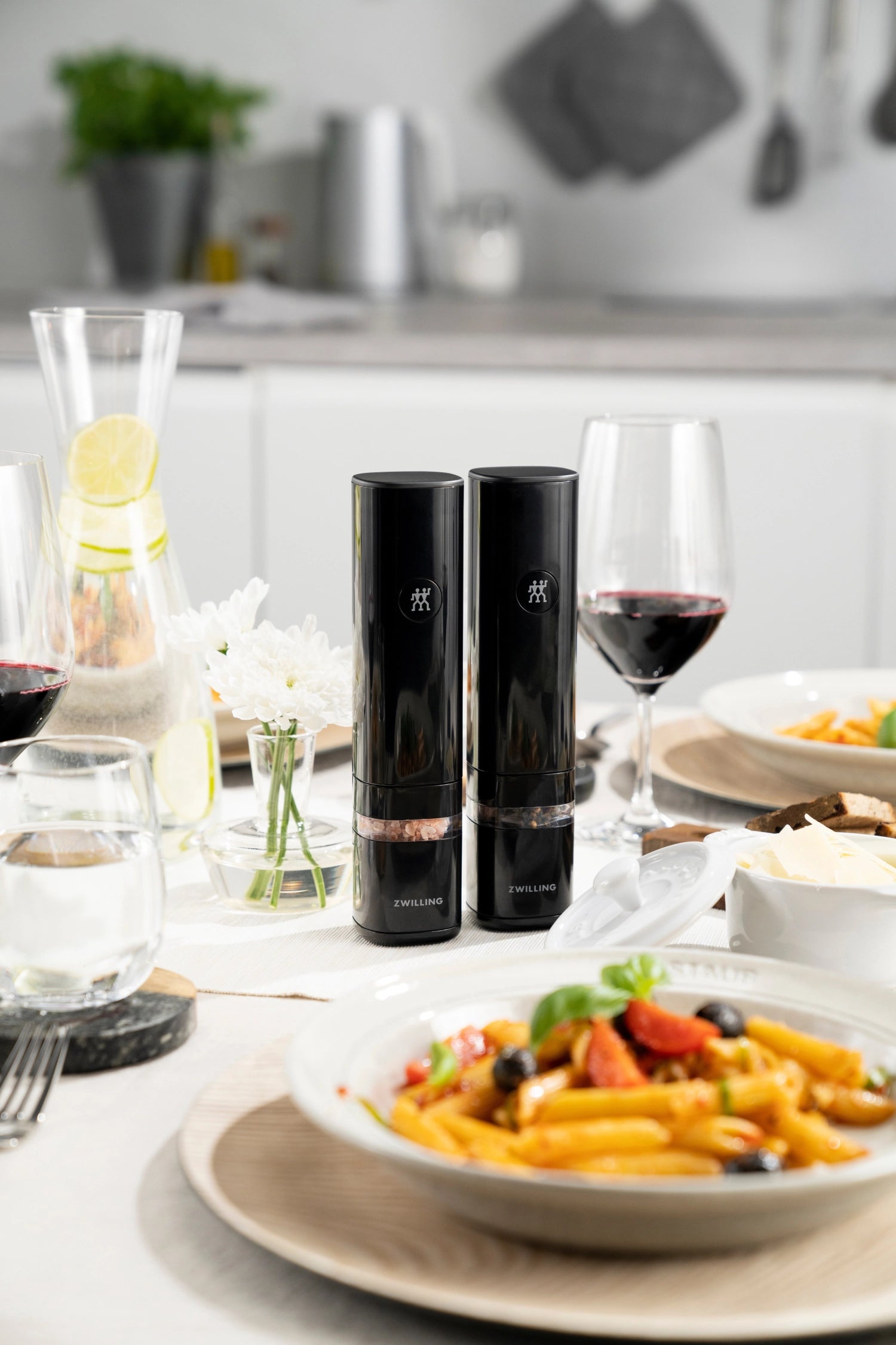 Moderne elektrische Pfeffer- und Salzmühle Enfinigy von Zwilling Kitchen, perfekt für stilvolles Würzen und einfache Handhabung in jeder Küche.