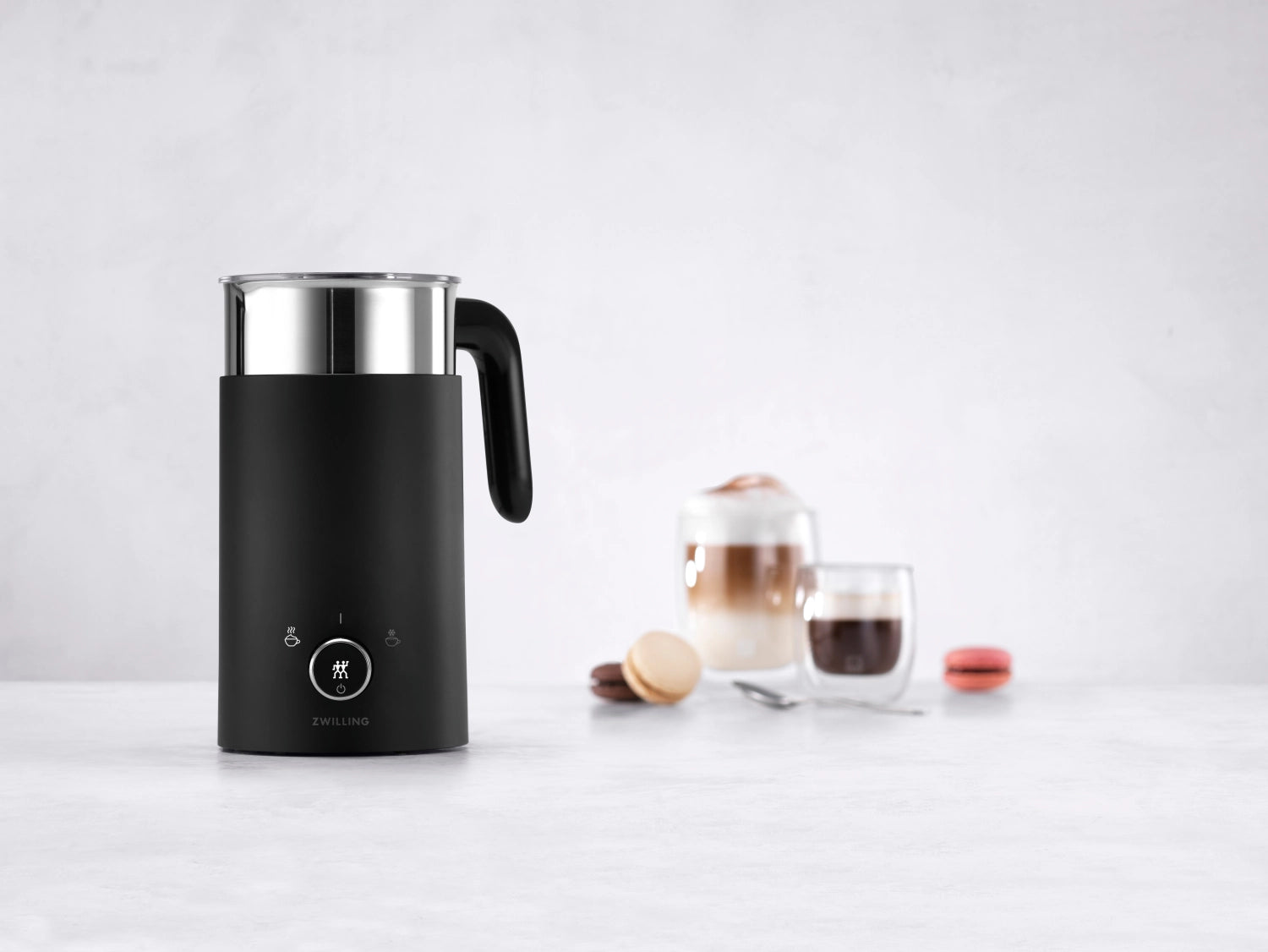 Schwarzer Enfinigy Milchaufschäumer von Zwilling Kitchen, 400ml, für cremigen Milchschaum und perfekte Kaffeezubereitung.