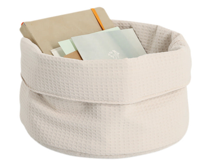 Eleganter cremefarbener Aufbewahrungskorb aus Waffelpiqué, ideal für stilvolle Organisation, Maße: Ø 25x13 cm.