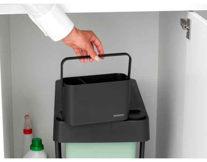 Praktischer Spülbecken-Organizer von Brabantia in Dunkelgrau, ideal für Schwämme und Bürsten, kompakt und stilvoll.