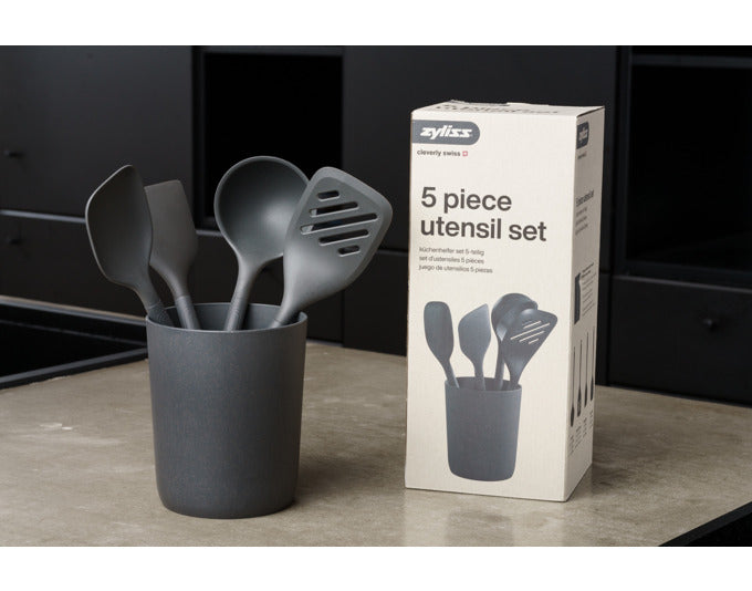 Das ZYLISS 5-teilige Kochutensilien-Set aus Weizenstroh-Kunststoff bietet nachhaltige, langlebige und praktische Küchenhelfer.
