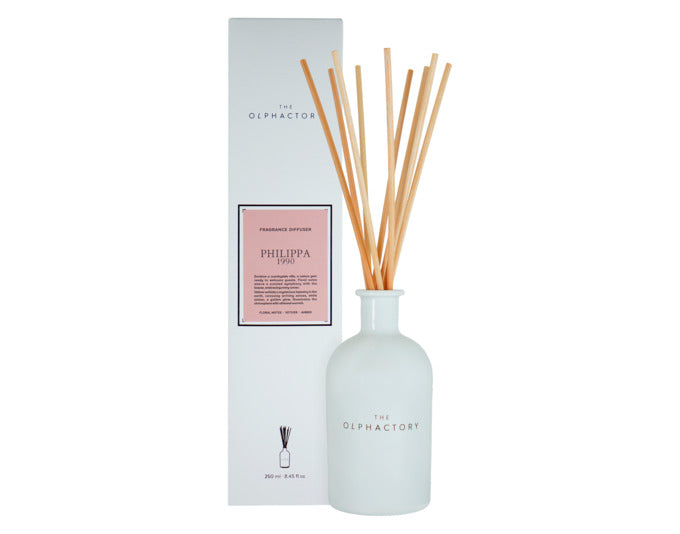Erleben Sie den Raumduft White Insignia Philippa 1990 von THE OLPHACTORY. 250 ml pure Eleganz für ein harmonisches Wohnambiente.
