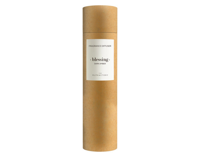 Erleben Sie mit dem Raumduft Dark Amber von THE OLPHACTORY eine luxuriöse Atmosphäre in Ihrem Zuhause. Ideal für große Räume, handgefertigt in Spanien.