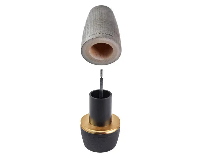 Elegante Pfeffermühle aus Gusseisen und Holz in Grau, kompakt und stilvoll, ideal für präzises Würzen in der Küche.
