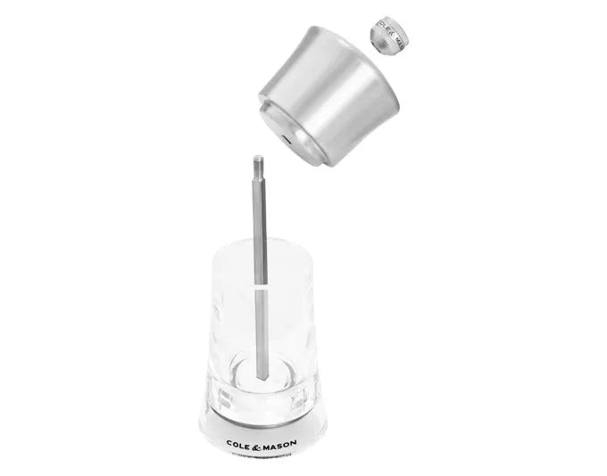 Elegante Pfeffermühle aus Acryl und Edelstahl, 15 cm hoch, von COLE & MASON, ideal für präzises Würzen in der Küche.