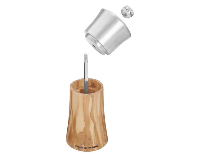 Elegante Pfeffermühle aus Olivenholz, 15 cm hoch, von COLE & MASON. Perfekt für stilvolles Würzen in der Küche.