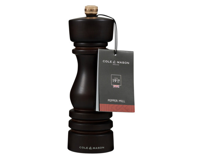 Elegante COLE&MASON Pfeffermühle aus dunklem Buchenholz, 18 cm hoch, mit präzisem Mahlwerk für perfekten Pfeffergenuss.