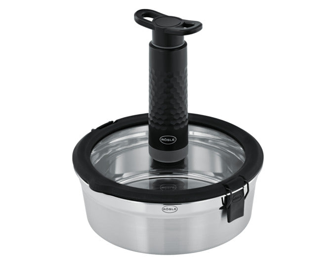 Die RÖSLE Hand-Vakuumpumpe Flexx 2Go ist ideal für unterwegs, kompakt und effizient, perfekt für frische Lebensmittel.