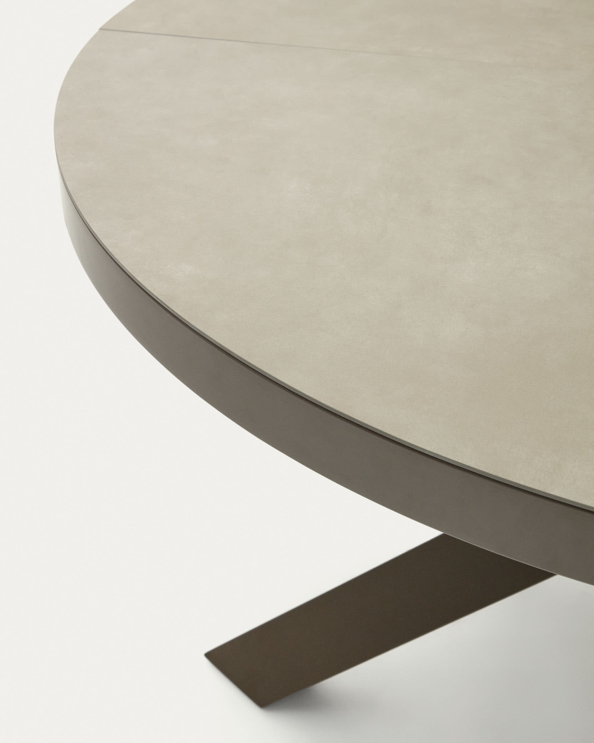 Eleganter runder Ausziehtisch mit strapazierfähiger Feinsteinzeugplatte und braunen Stahlbeinen, Ø 120-160 cm, perfekt für moderne Esszimmer.