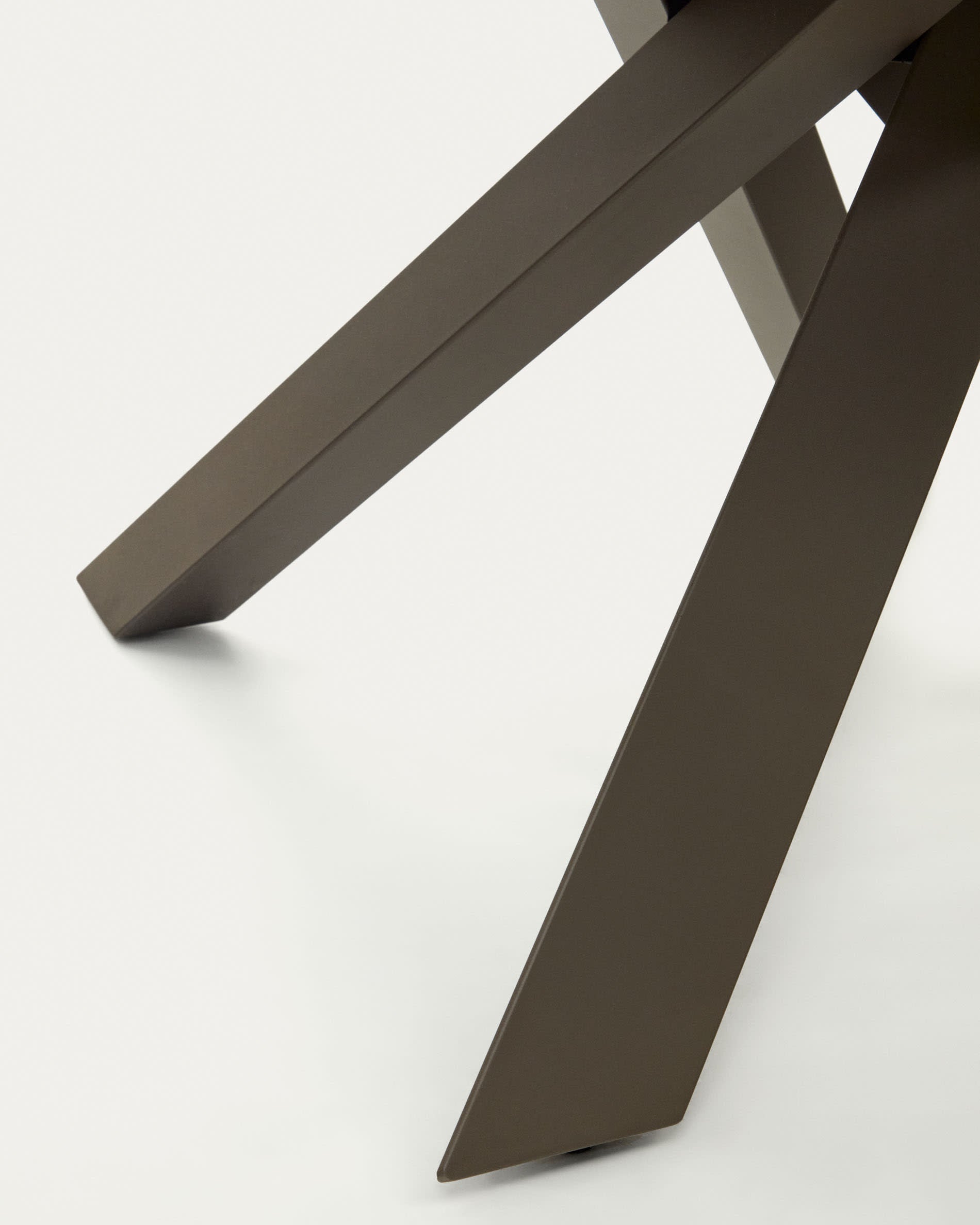 Moderner runder Ausziehtisch mit robuster Feinsteinzeugplatte und braunen Stahlbeinen, Ø 120-160 cm, ideal für stilvolle Essbereiche.