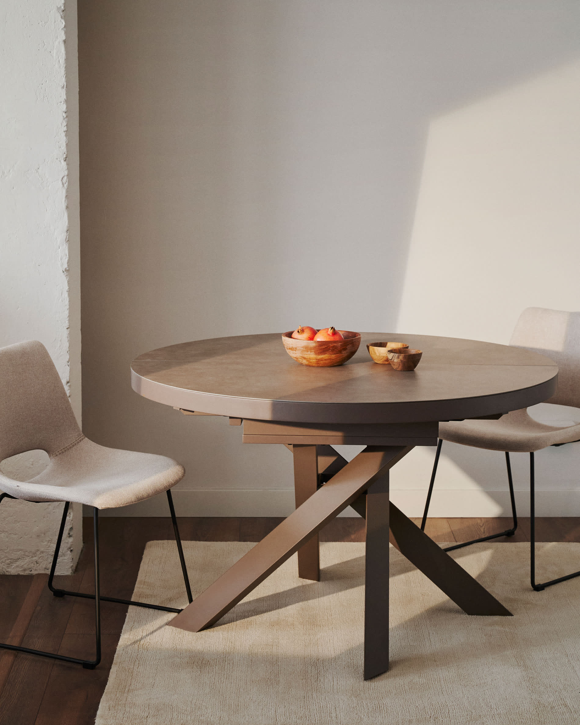 Moderner runder Ausziehtisch mit Feinsteinzeugplatte und Stahlbeinen in Braun, Ø 120-160 cm, ideal für stilvolle Essbereiche.