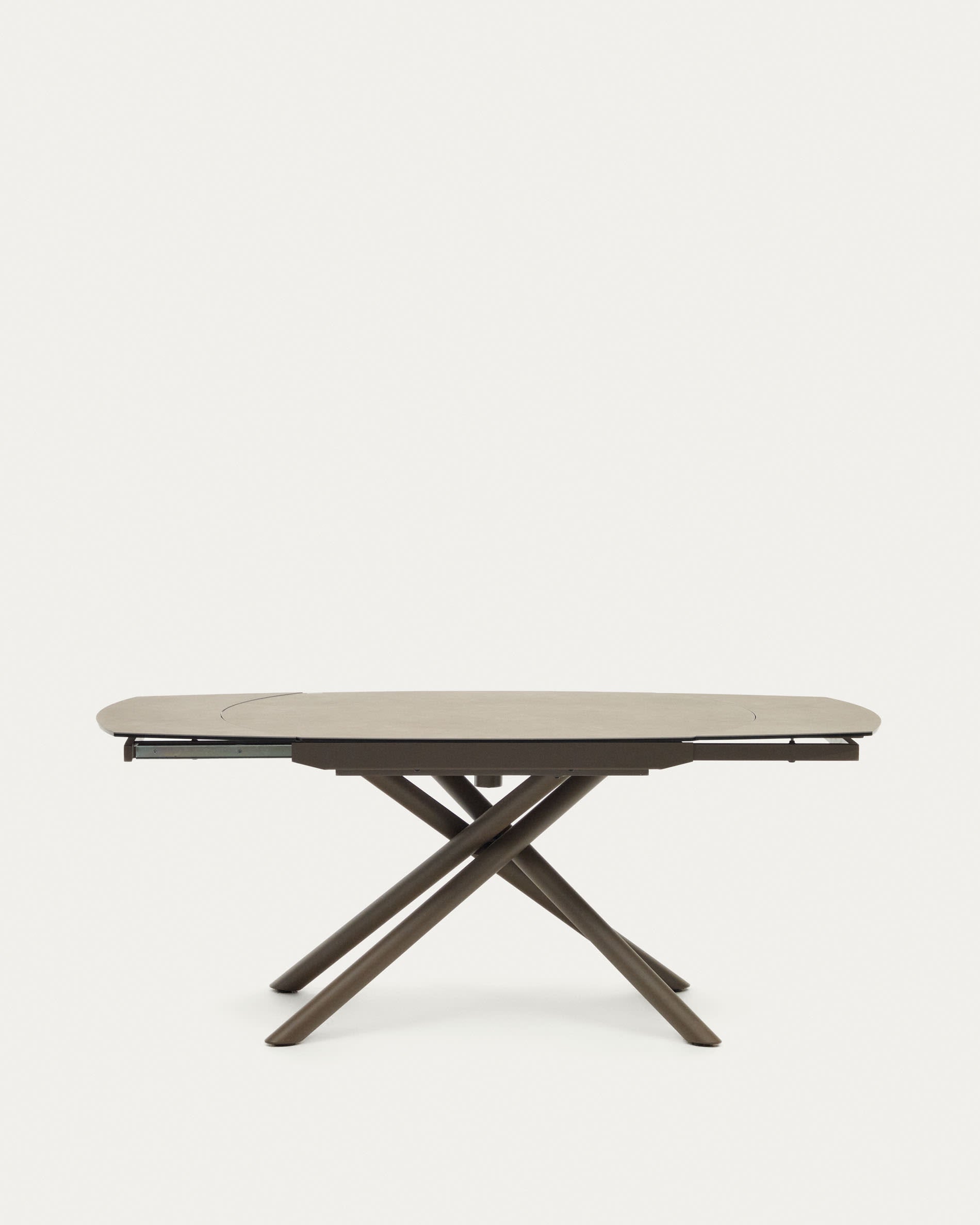 Eleganter Yodalia Ausziehtisch von Kave Home mit brauner Feinsteinzeugplatte und stabilen Stahlbeinen, erweiterbar von 130 auf 190 cm.