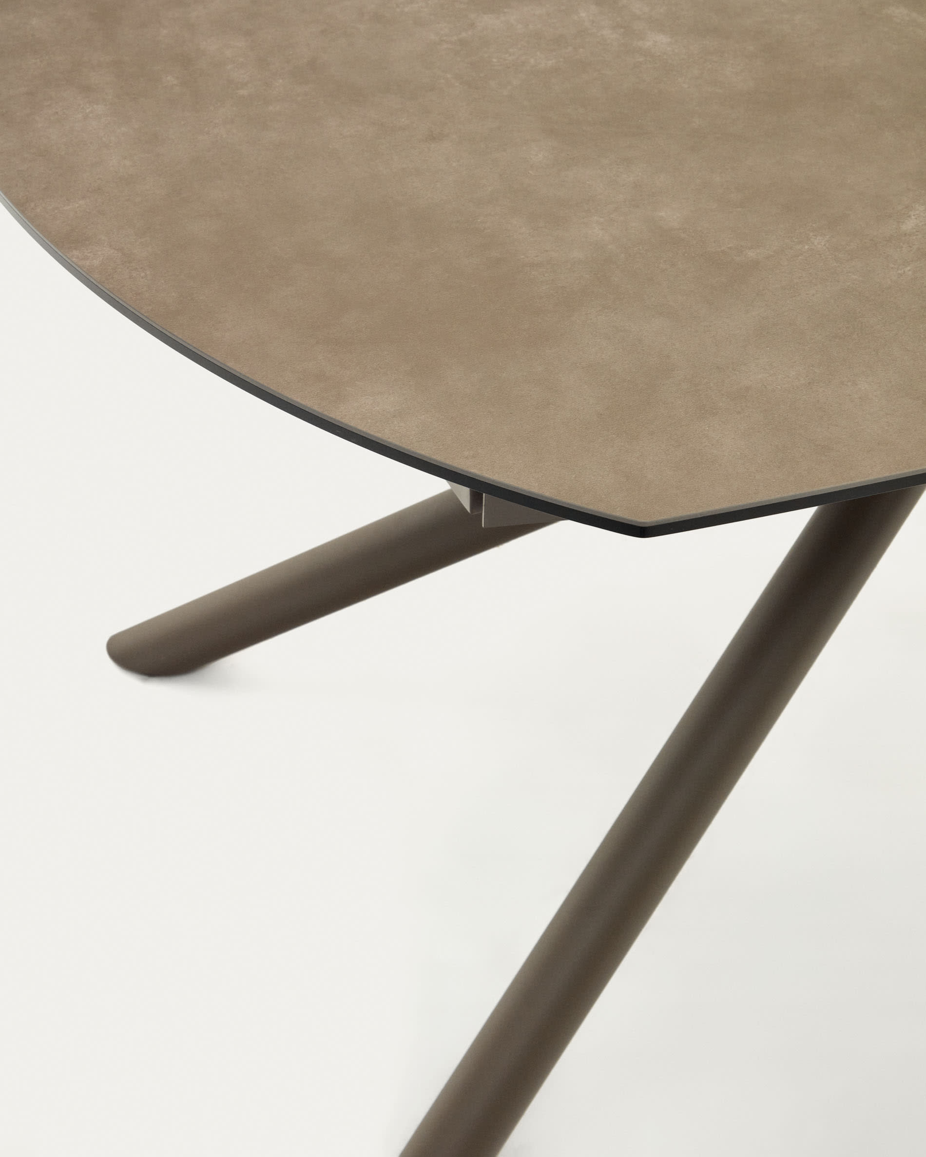 Eleganter Yodalia Ausziehtisch von Kave Home mit brauner Feinsteinzeugplatte und stabilen Stahlbeinen, erweiterbar von 130 auf 190 cm.