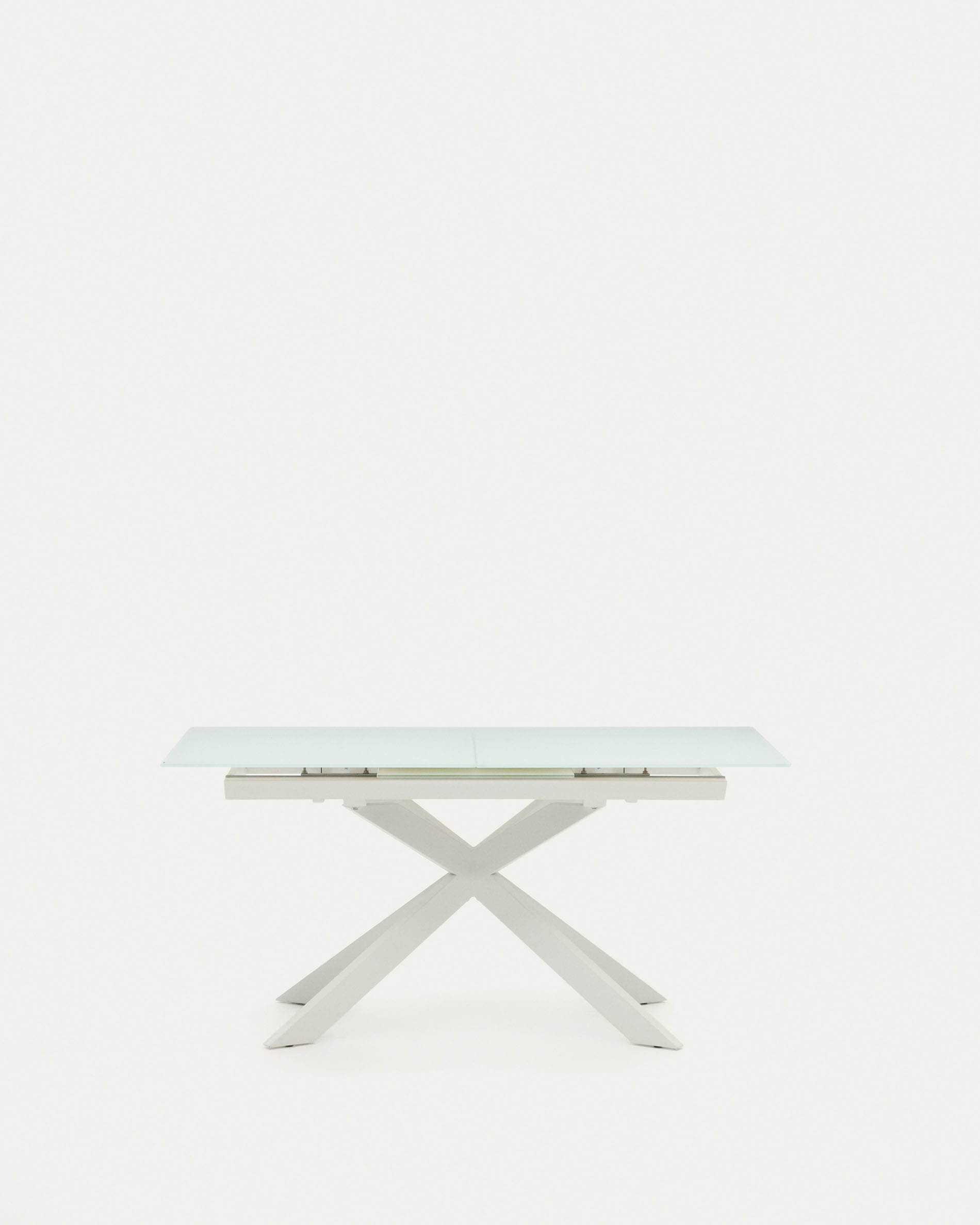 Eleganter Glastisch mit weißen Stahlbeinen, ausziehbar von 160 auf 210 cm, ideal für stilvolle Dinnerpartys.