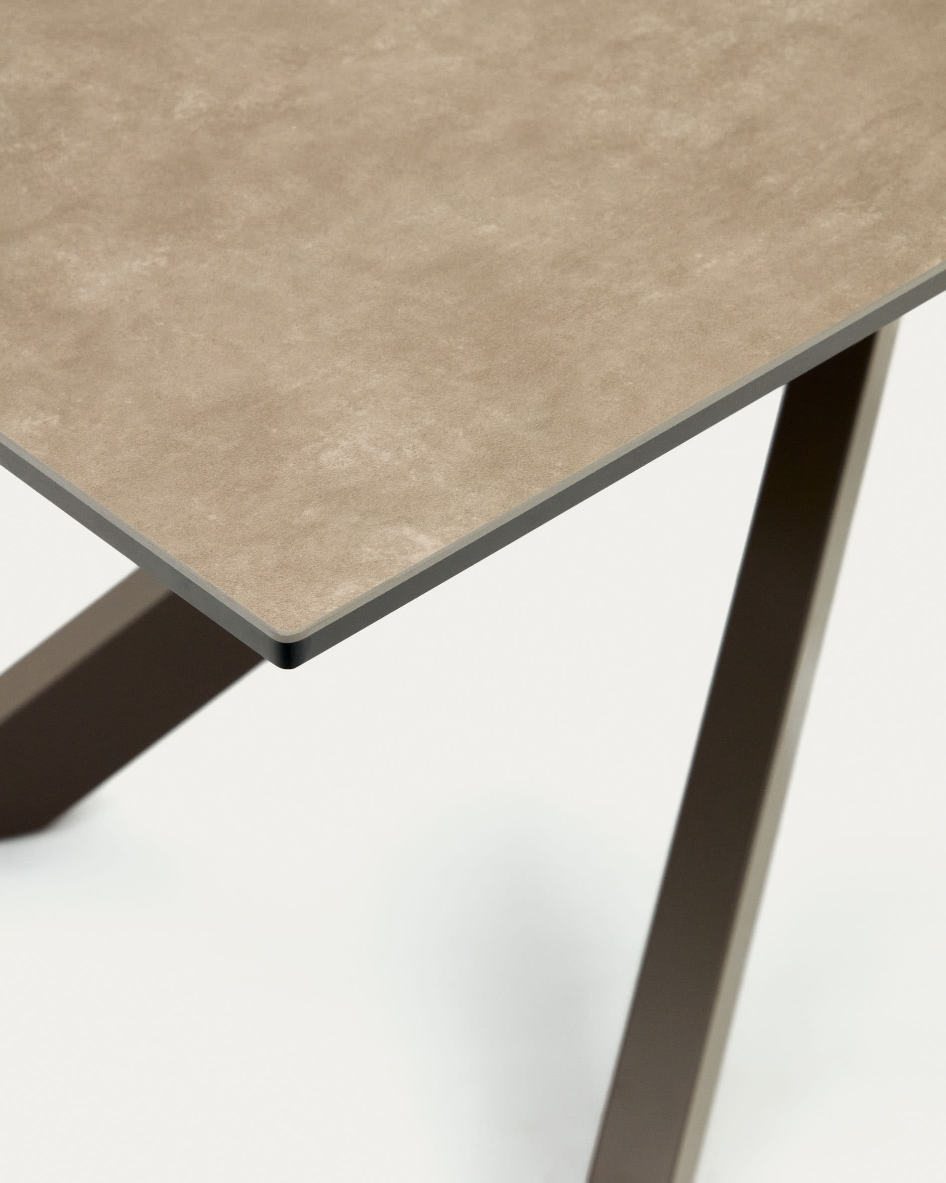 Eleganter Atminda Ausziehtisch mit brauner Feinsteinzeugplatte und stabilen Stahlbeinen, 160-210x90 cm, perfekt für modernes Wohnen.