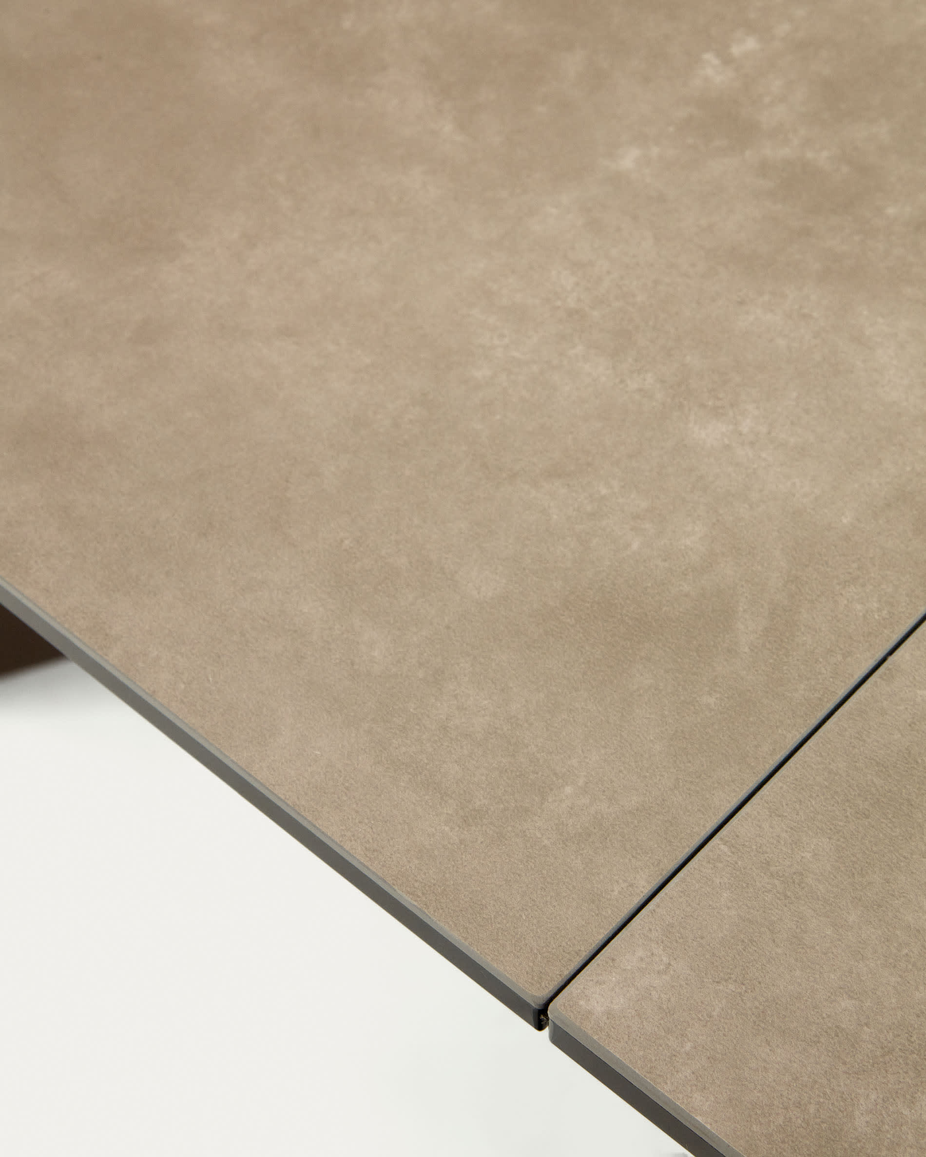 Eleganter Atminda Ausziehtisch in Grau von Kave Home, 160(210)x90 cm, mit pflegeleichter Feinsteinzeugplatte und stabilen Stahlbeinen – perfekt für jedes Esszimmer.