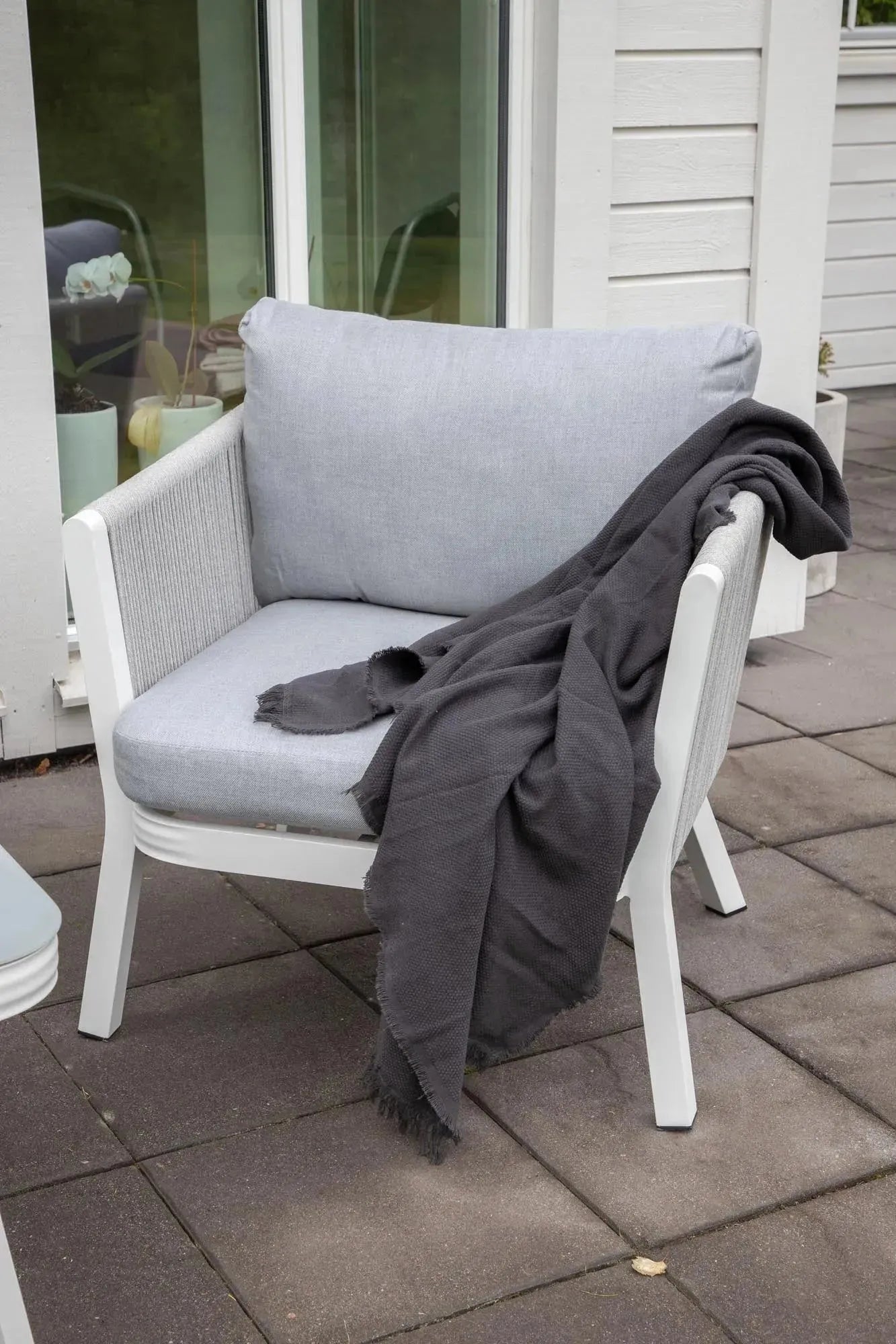 Elegantes Virya Sofa 120cm: Perfekte Outdoor-Entspannungslösung.