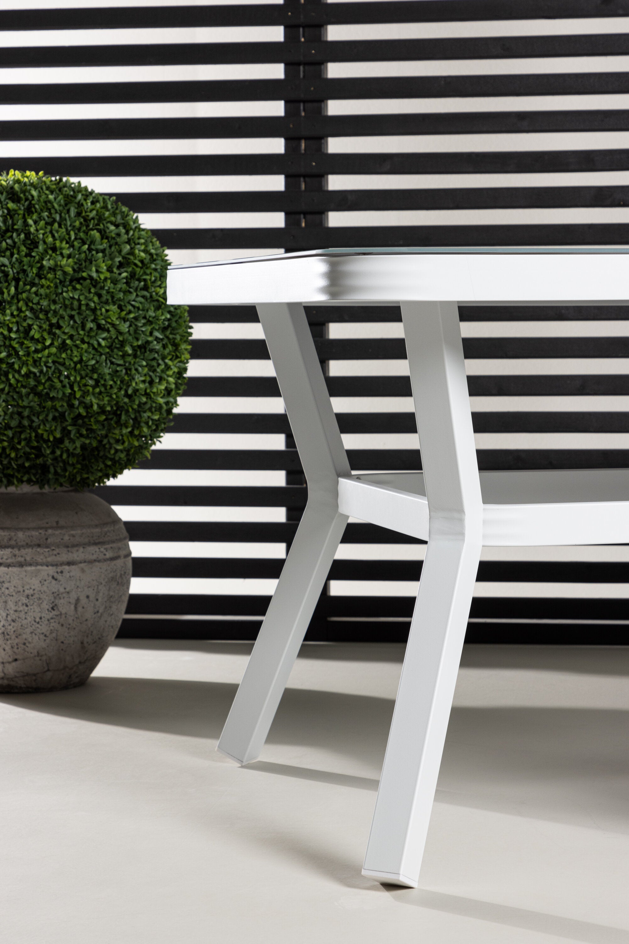 Virya Gartentisch in Weiss präsentiert im Onlineshop von KAQTU Design AG. Gartentisch ist von Venture Home