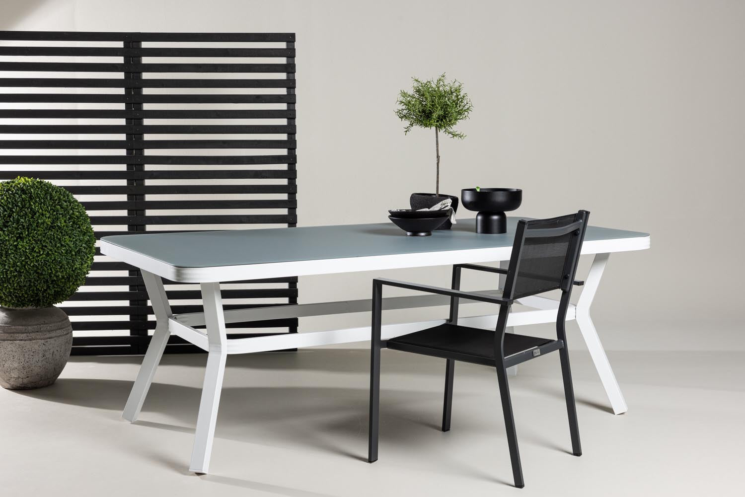Eleganter Virya Gartentisch von Venture Home aus robustem Sprühstein und leichtem Aluminium – ideal für stilvolle Sommerabende im Freien.
