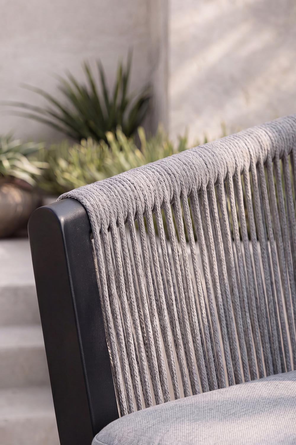 Virya Gartenstuhl in Schwarz präsentiert im Onlineshop von KAQTU Design AG. Gartenstuhl mit Armlehnen ist von Venture Home
