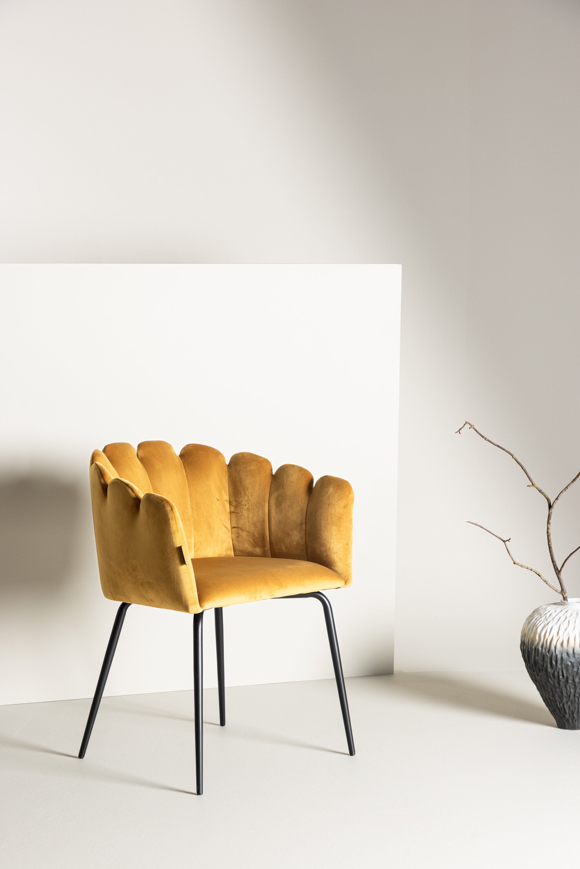 Limhamn Stuhl in Gelb präsentiert im Onlineshop von KAQTU Design AG. Schalenstuhl mit Armlehne ist von Furniture Fashion