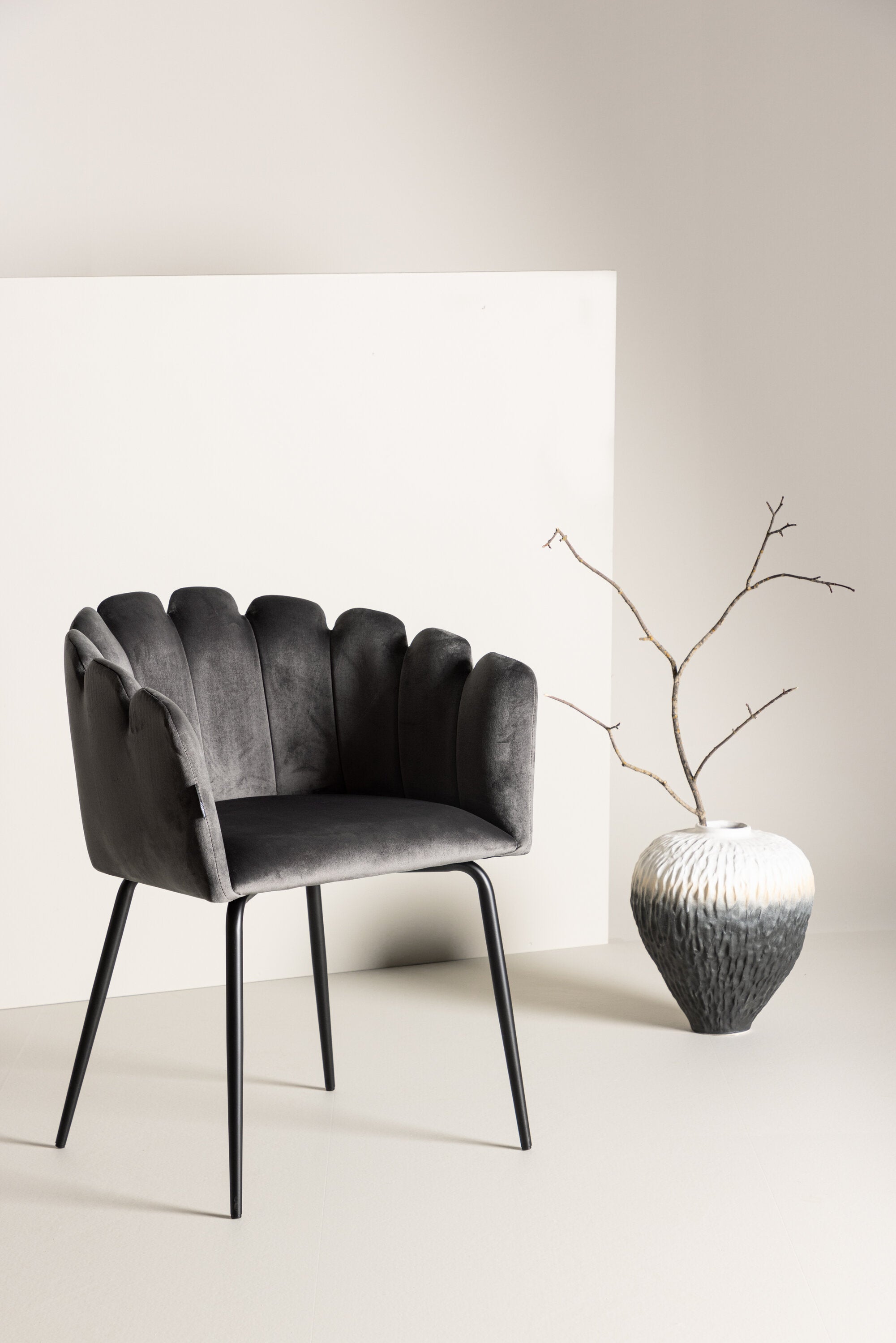 Limhamn Stuhl in Grau präsentiert im Onlineshop von KAQTU Design AG. Schalenstuhl mit Armlehne ist von Furniture Fashion