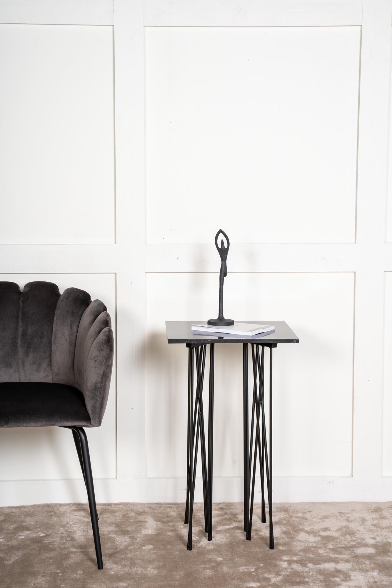Eleganter Stone Beistelltisch von Furniture Fashion: Robuste Faserzementplatte und modernes Metallgestell für jeden Raum.