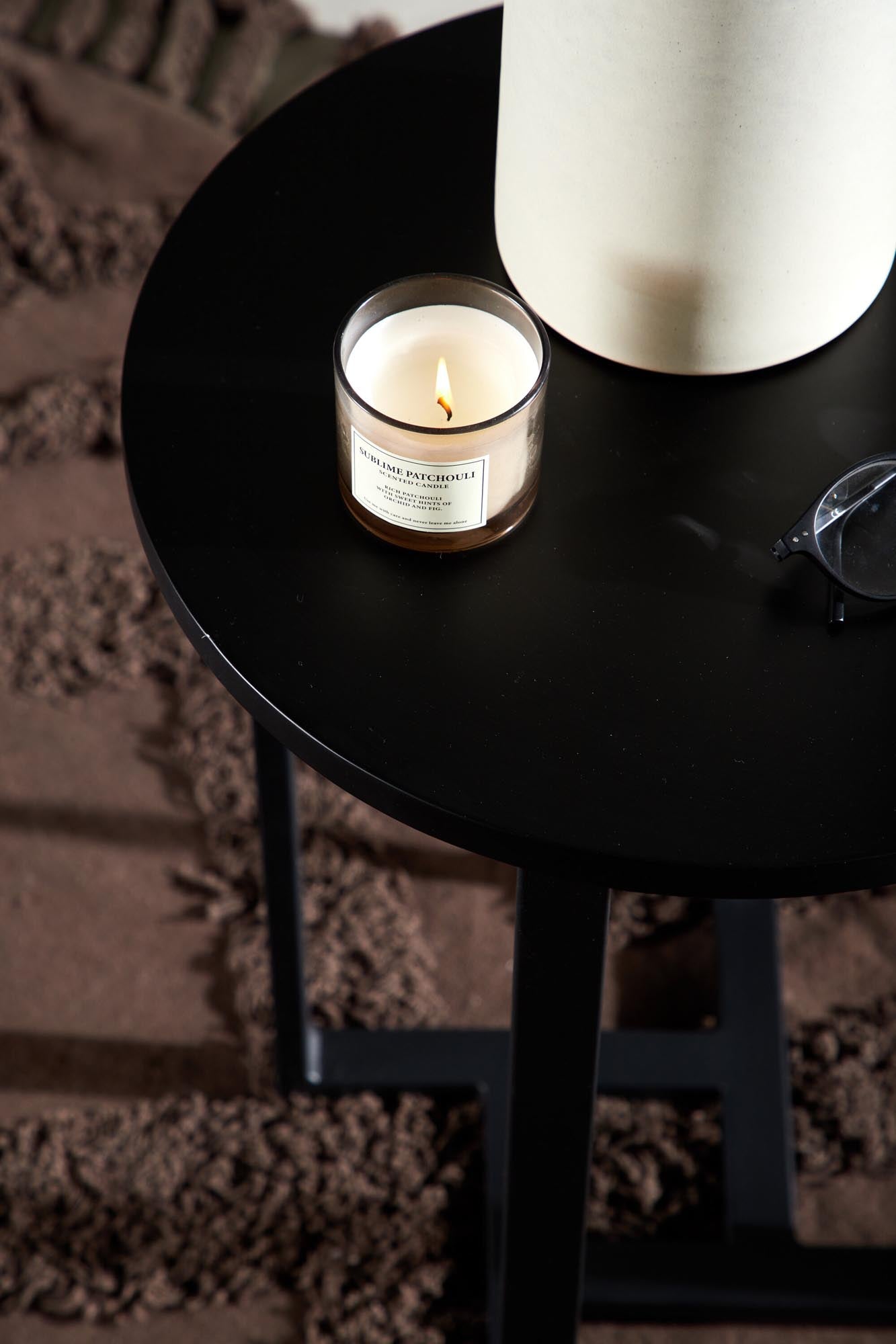 Entdecken Sie den Lawton Coffee Tisch von Venture Home – ein eleganter, runder Couchtisch aus hochwertigem MDF, ideal für jeden Raum.