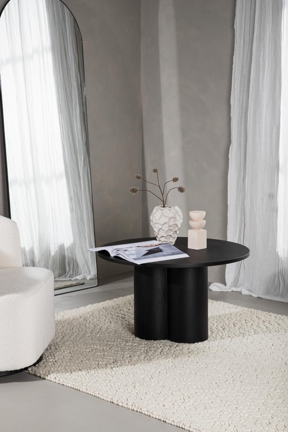 Olivia Coffee Tisch in Schwarz präsentiert im Onlineshop von KAQTU Design AG. Beistelltisch ist von Venture Home