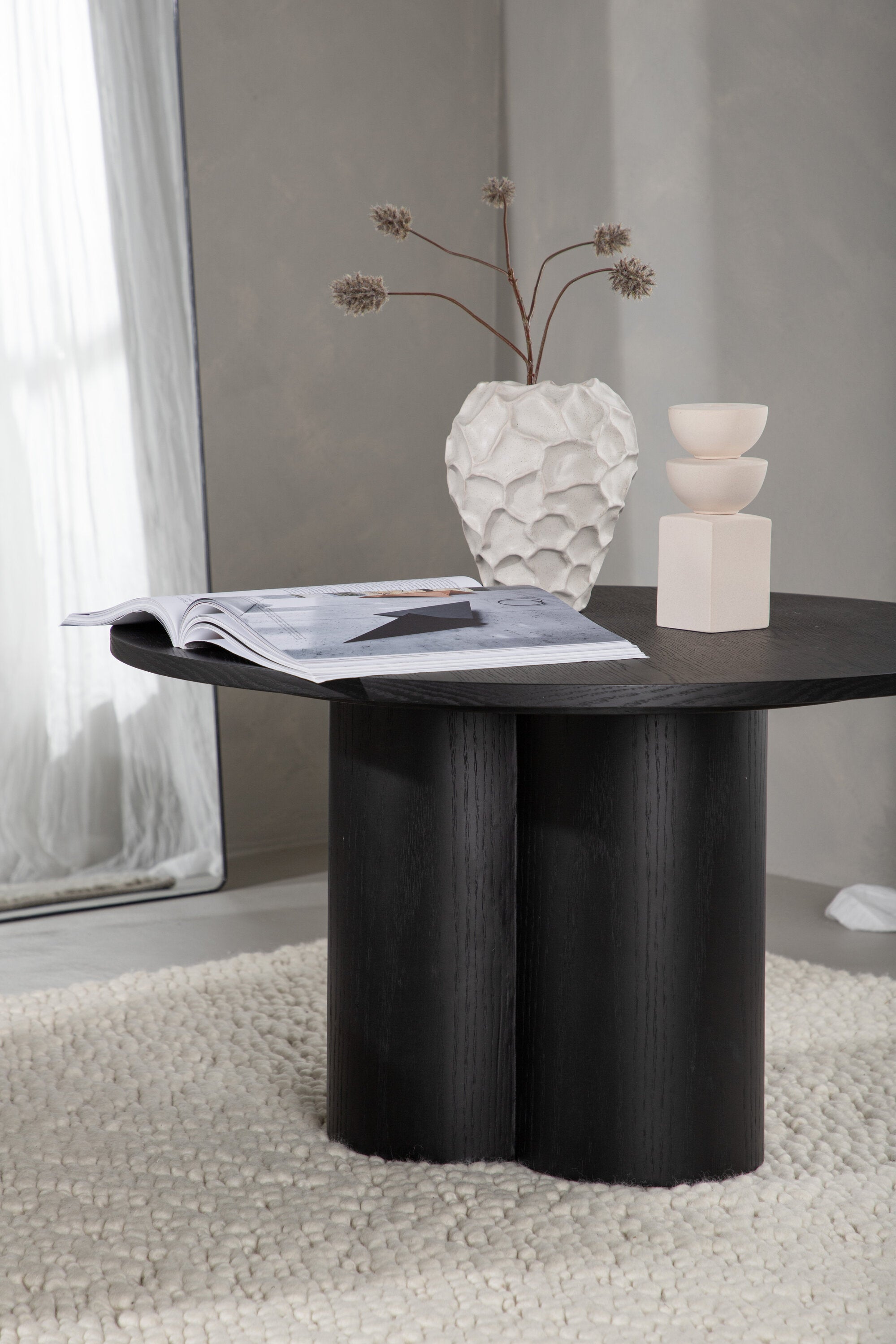 Olivia Coffee Tisch in Schwarz präsentiert im Onlineshop von KAQTU Design AG. Beistelltisch ist von Venture Home