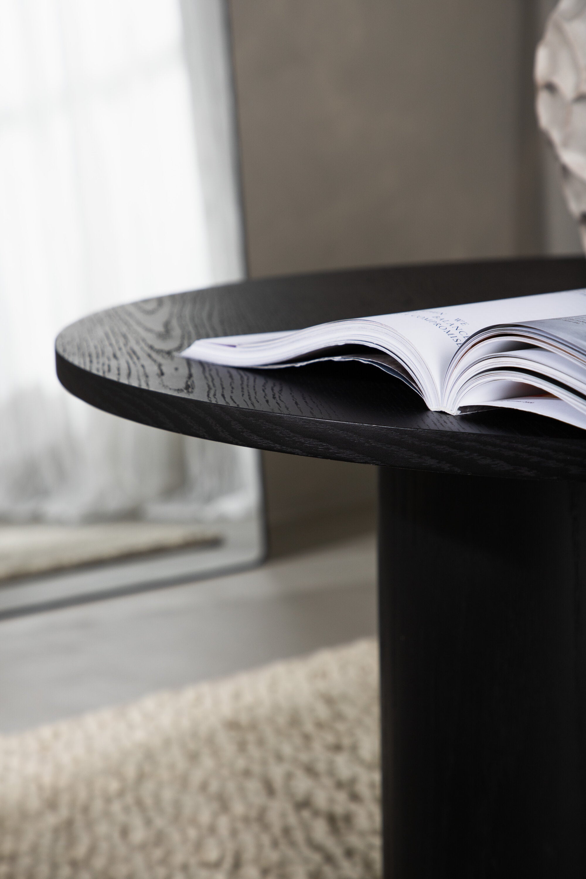 Olivia Coffee Tisch in Schwarz präsentiert im Onlineshop von KAQTU Design AG. Beistelltisch ist von Venture Home