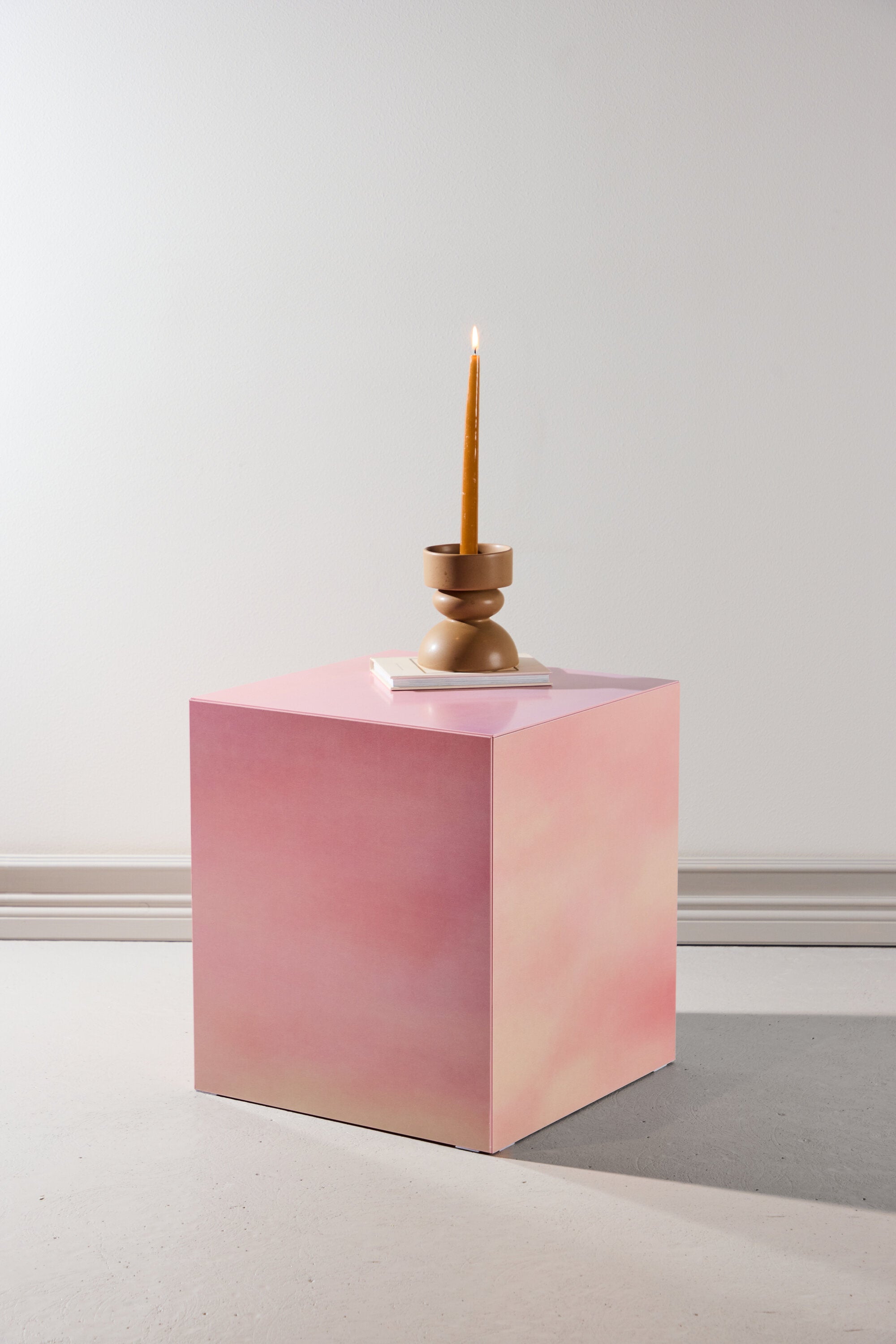 York Couchtisch in Pink präsentiert im Onlineshop von KAQTU Design AG. Beistelltisch ist von Venture Home