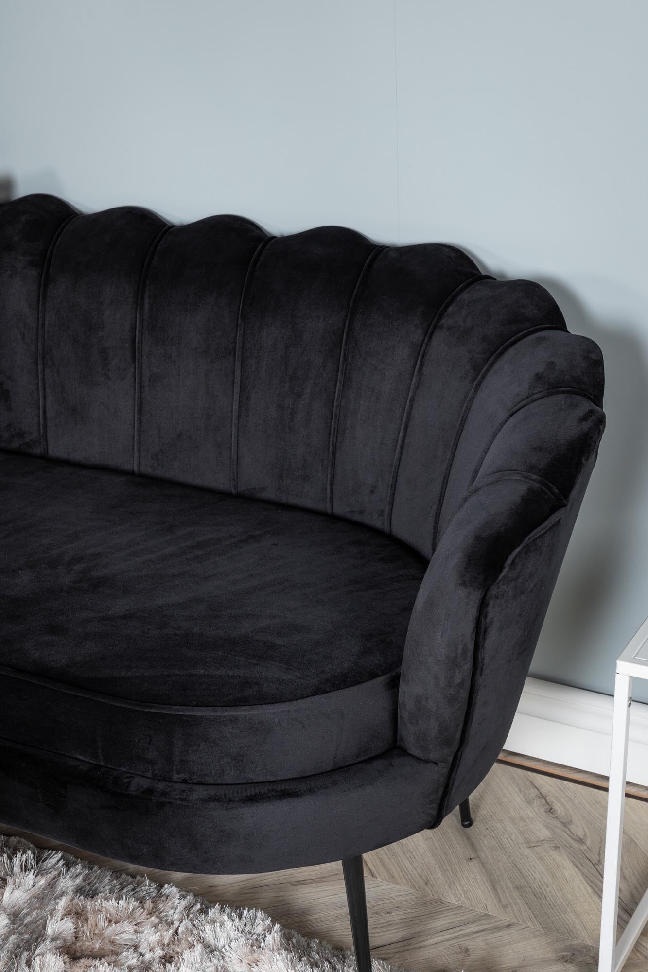 Calais Sofa in Schwarz präsentiert im Onlineshop von KAQTU Design AG. 3er Sofa ist von Venture Home