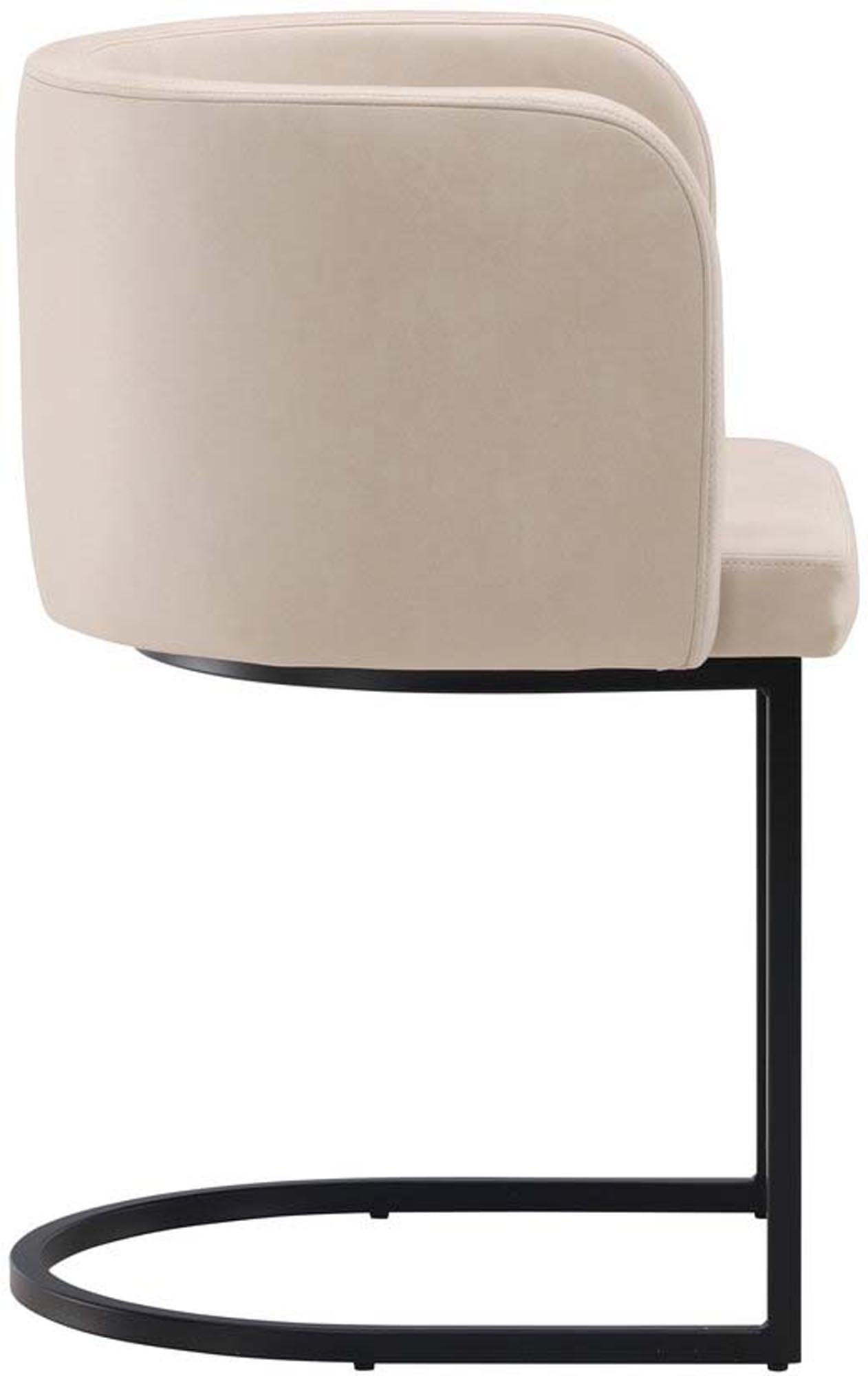 Moderner Schalenstuhl Simrishamn in zartem Beige, mit komfortablen Armlehnen, perfekt für einladende und geschmackvolle Wohnbereiche.