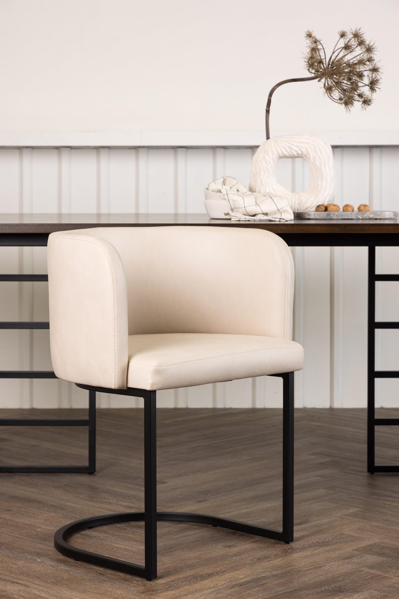 Eleganter Simrishamn Stuhl in sanftem Beige, ideal für stilvolle Wohnräume. Bequeme Armlehnen und modernes Design von Furniture Fashion.