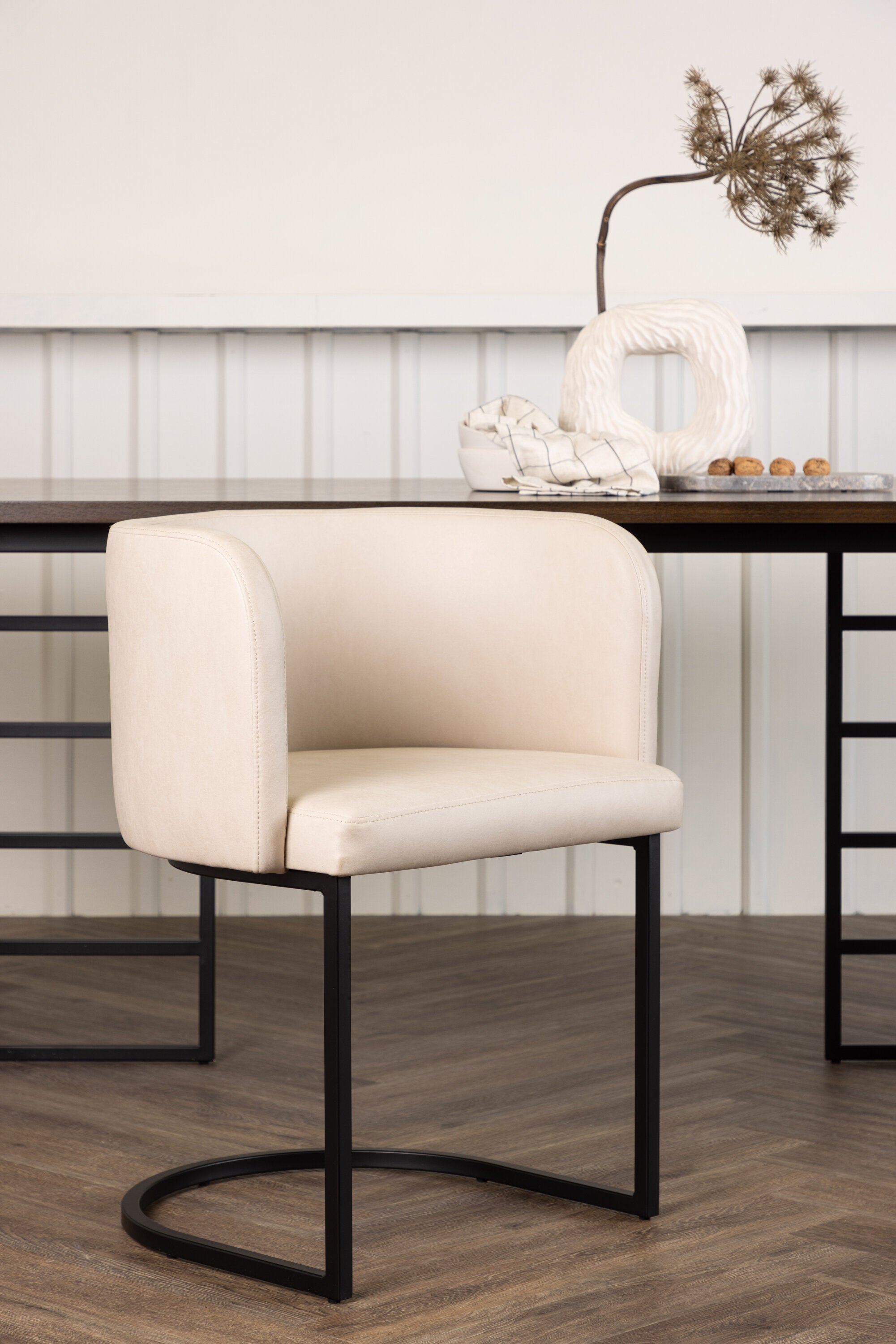 Simrishamn Stuhl in Beige präsentiert im Onlineshop von KAQTU Design AG. Schalenstuhl mit Armlehne ist von Furniture Fashion