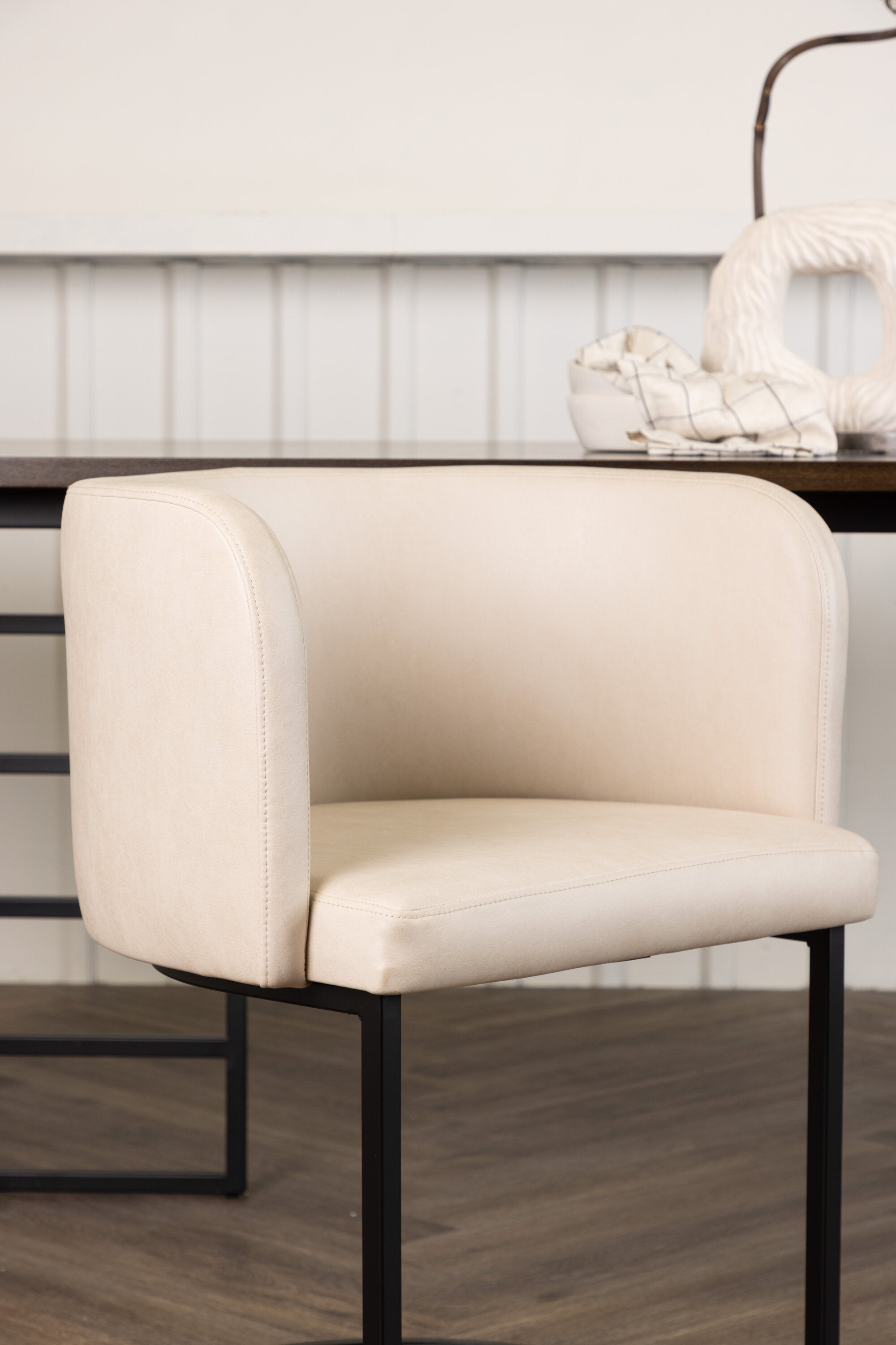 Simrishamn Stuhl in Beige präsentiert im Onlineshop von KAQTU Design AG. Schalenstuhl mit Armlehne ist von Furniture Fashion