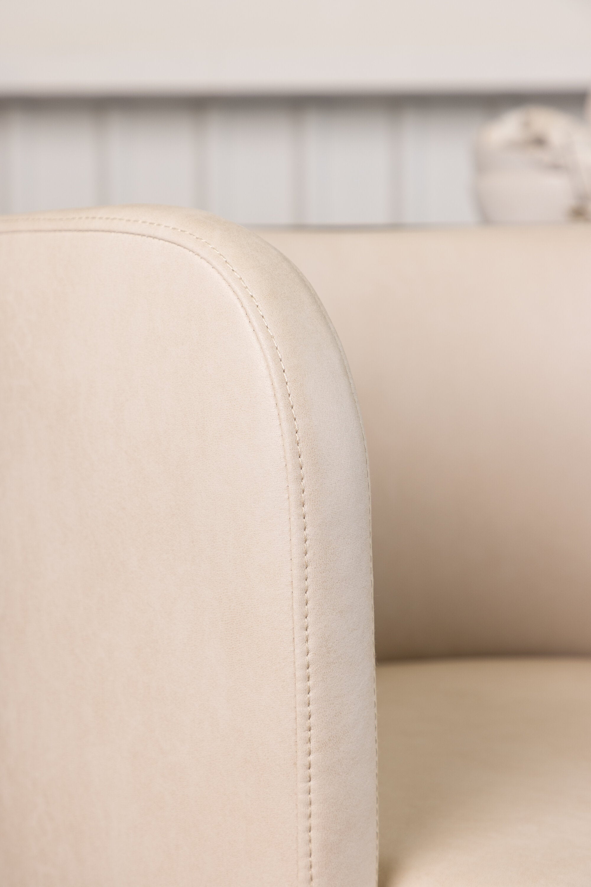 Simrishamn Stuhl in Beige präsentiert im Onlineshop von KAQTU Design AG. Schalenstuhl mit Armlehne ist von Furniture Fashion