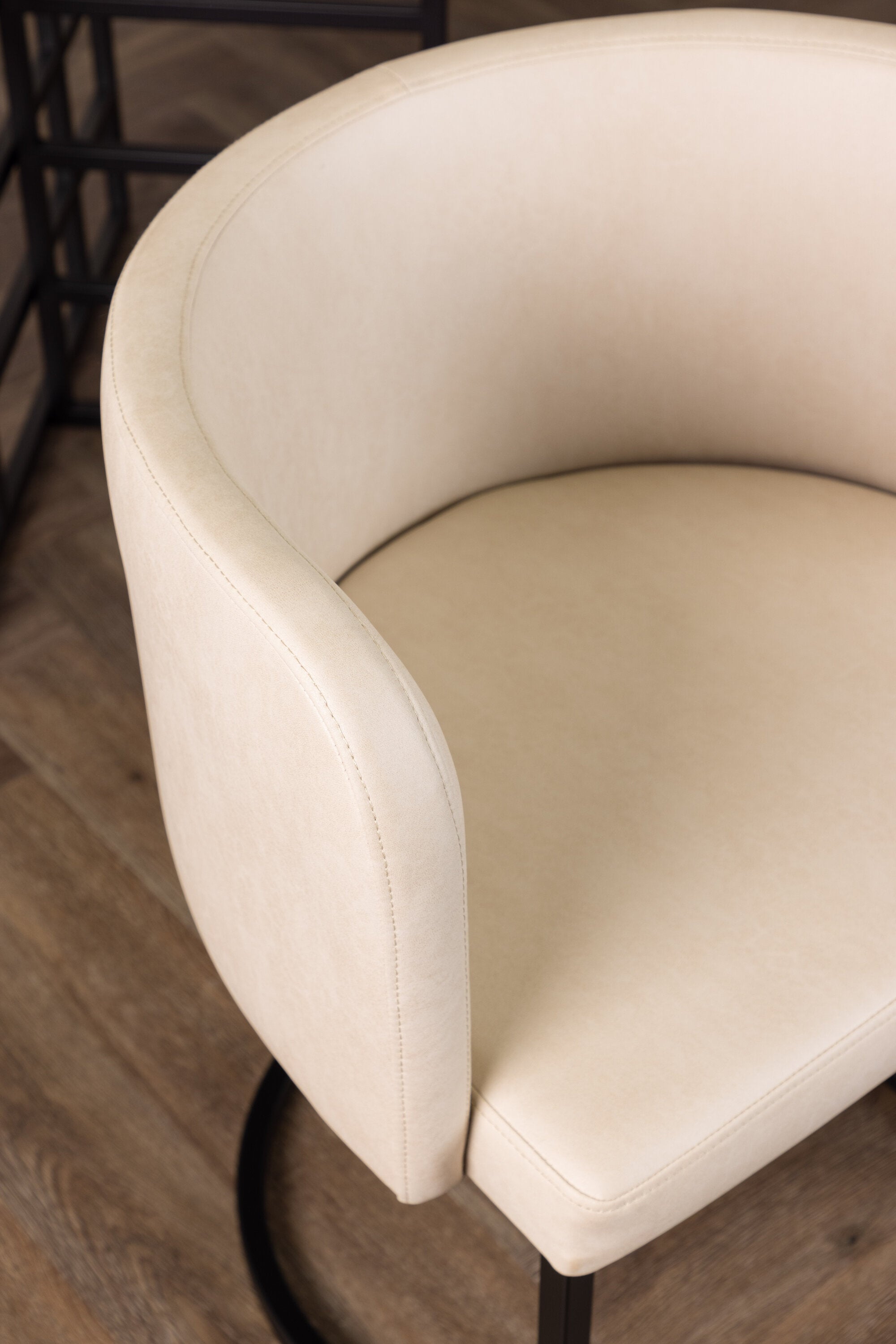 Simrishamn Stuhl in Beige präsentiert im Onlineshop von KAQTU Design AG. Schalenstuhl mit Armlehne ist von Furniture Fashion