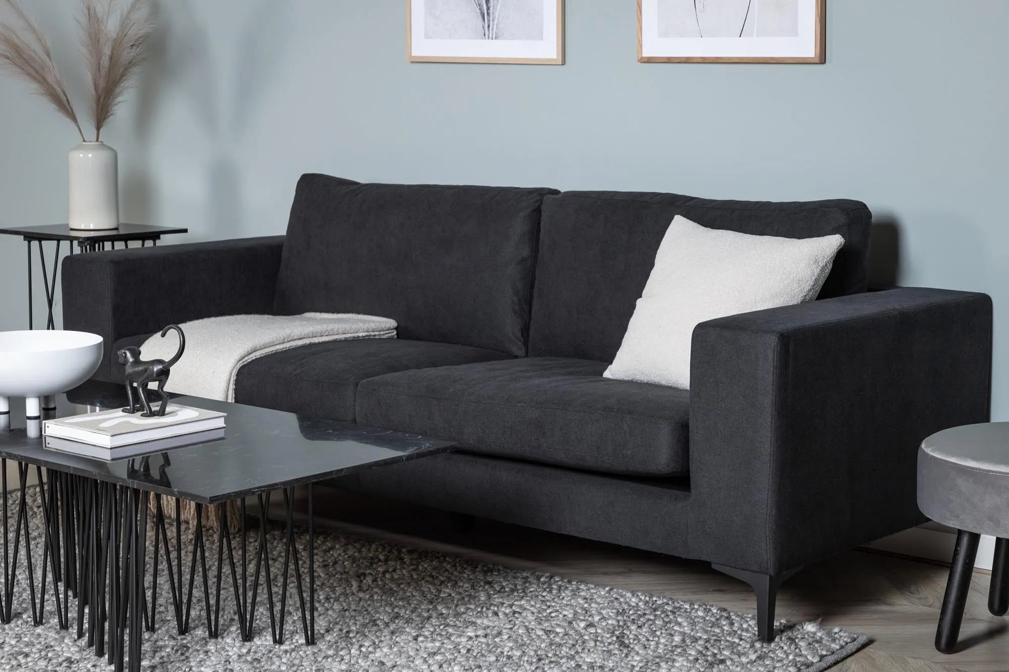 Elegantes Bolero Sofa von Venture Home mit samtiger Oberfläche.