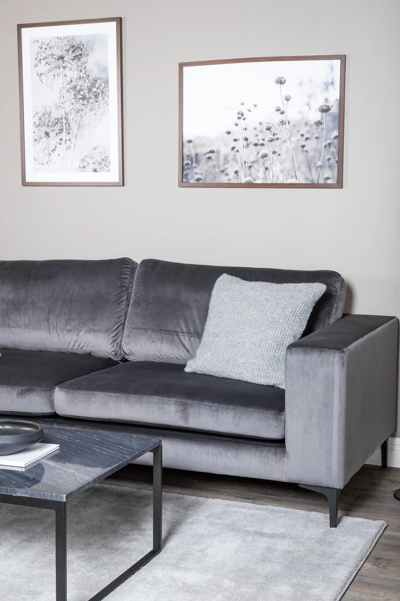 Stilvolles Bolero Sofa von Venture Home mit weichem Samtbezug.