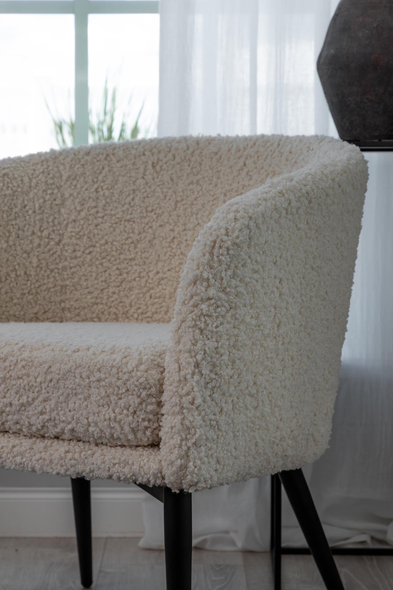 Fluffy Sessel in Weiss präsentiert im Onlineshop von KAQTU Design AG. Sessel mit Armlehnen ist von Venture Home